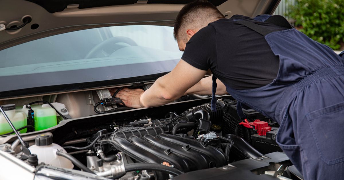 Mechanik kontroluje motor vozidla